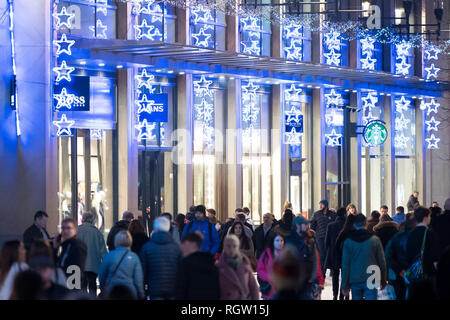 Les acheteurs de Noël sur la Hayes à Cardiff, Pays de Galles, Royaume-Uni. Banque D'Images