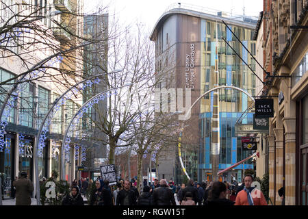 Les acheteurs de Noël sur la Hayes à Cardiff, Pays de Galles, Royaume-Uni. Banque D'Images