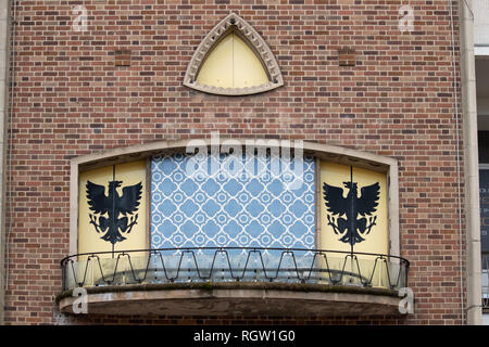 L'horloge de Godiva Broadgate, Coventry, Royaume-Uni. Sur l'heure un modèle Lady Godiva apparaît comme la porte ouverte. Une autre porte s'ouvre et voyeur peut être vu. Banque D'Images