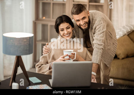 Bon Pacifique-couple à passer du temps ensemble dans l'armoire Banque D'Images