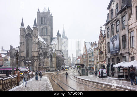 L'église Saint Nicolas / Sint-Niklaaskerk et le beffroi au cours de la neige et douche en hiver dans la ville de Gand, Flandre orientale, Belgique Banque D'Images