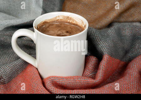 Close up de boire un chocolat chaud dans le mug blanc douce couverture chaude Banque D'Images