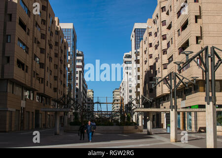 Murcia, Espagne - 28 janvier 2019 : Une vue symétrique de l'urbanisation d'appartements dans la ville de Murcie. Banque D'Images