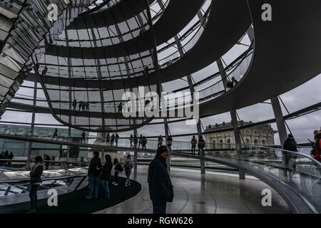 Berlin, DE - 12 janvier 2019 : vue sur le Reichstag (Parlement allemand) dome - Berlin, Allemagne Banque D'Images