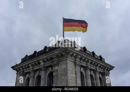 Bâtiment du Reichstag (Bundestag, le Parlement allemand) dans un jour cloudly - Berlin, Allemagne Banque D'Images