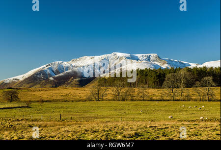 Blencathra enneigés vu de Troutbeck tête dans le Parc National du Lake District, Cumbria. Le Parc National est un UNESCO World Heritage Site. Banque D'Images