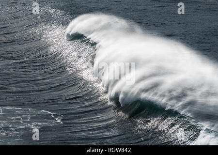 Grosse vague rompant avec spray sur jour de vent Banque D'Images