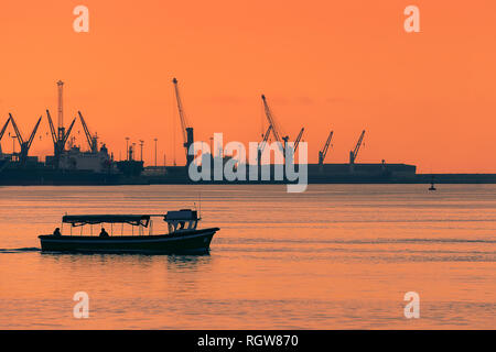 Transport de personnes en bateau au coucher du soleil entre Getxo et Portugalete Banque D'Images