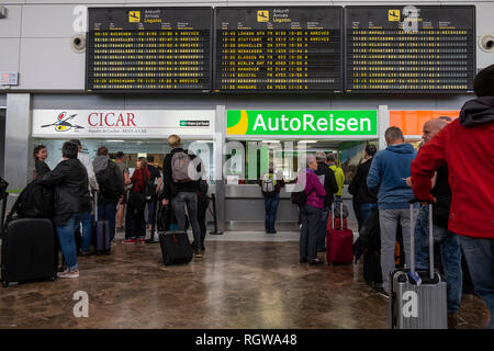 Cicar et société Autoreisen Location de voitures, bureau, comptoir à l'aéroport de Tenerife Sud aire des arrivées, Îles Canaries, Espagne Banque D'Images