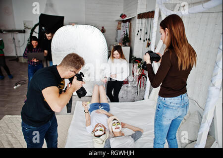 Processus de travail de l'équipe de photographe, les concepteurs et les modèles de trucs sur séance photo, master class de proffesionals. Banque D'Images