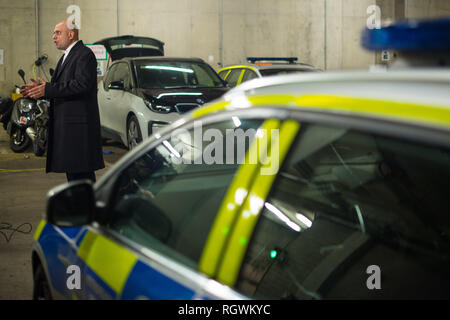 Secrétaire d'accueil Sajid Javid, lors d'une visite à la station de police de Brixton, dans le sud de Londres, où il a dévoilé de nouvelles ordonnances Asbo-style conçue pour lutter contre la spirale de la violence du couteau. Banque D'Images