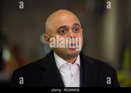 De 0001 sous embargo jeudi 31 janvier Secrétaire Accueil Sajid Javid, lors d'une visite à la station de police de Brixton, dans le sud de Londres, où il a dévoilé de nouvelles ordonnances Asbo-style conçue pour lutter contre la spirale de la violence du couteau. Banque D'Images