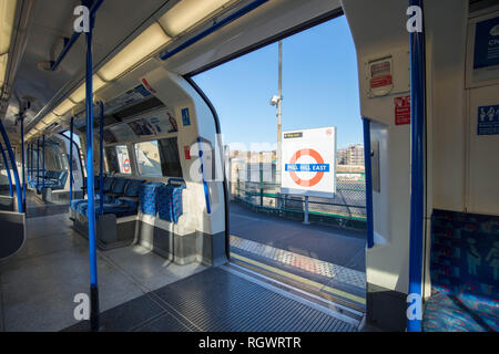 Mill Hill East Station Tube signer vu à travers la porte de l'intérieur d'une rame de métro de Londres, Royaume-Uni.. Banque D'Images