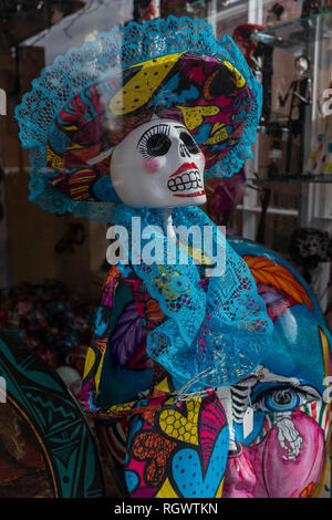 Affichage de la fenêtre 'La Calavera Catrina" (Dapper squelette, crâne élégant) comme modèle d'une figure humaine Banque D'Images