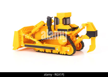 Jouet bulldozer jaune sur fond blanc Banque D'Images