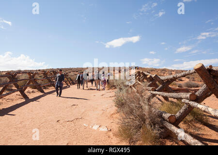 Personnes le long du sentier qui à Horseshoe Bend en Page, Arizona Banque D'Images