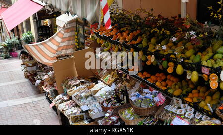 Taormine, province de Messine, en Sicile. Marche à travers la ville, il est habituel de voir les boutiques colorées comme celle-ci. Banque D'Images