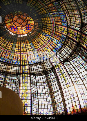 Dans le grand magasin Le Printemps, boulevard Haussmann, Paris, France 1923 : la coupole de style art nouveau dans le restaurant Banque D'Images