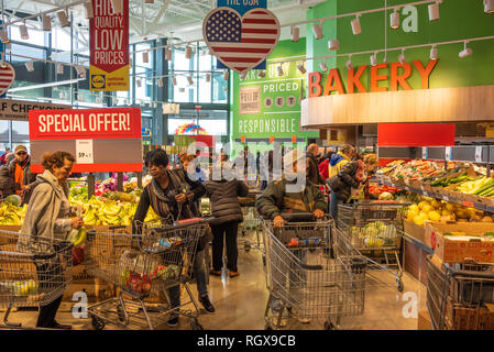 Les clients à l'épicerie dans un supermarché Lidl occupé dans la région métropolitaine d'Atlanta, Géorgie. (USA) Banque D'Images