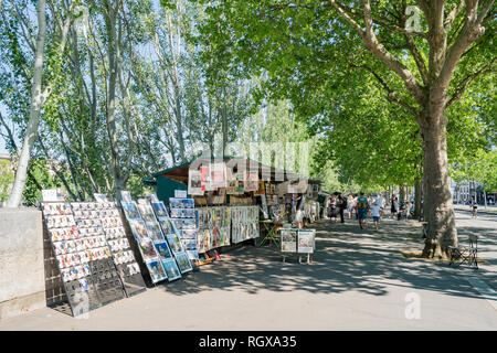 Paris, le 7 mai : le matin sur le magnifique les vendeurs de rue par la rivière le 7 mai 2018 à Paris, France Banque D'Images