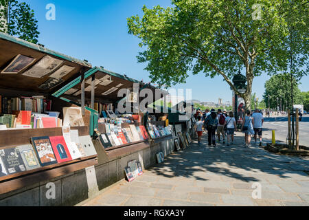 Paris, le 7 mai : le matin sur le magnifique les vendeurs de rue par la rivière le 7 mai 2018 à Paris, France Banque D'Images