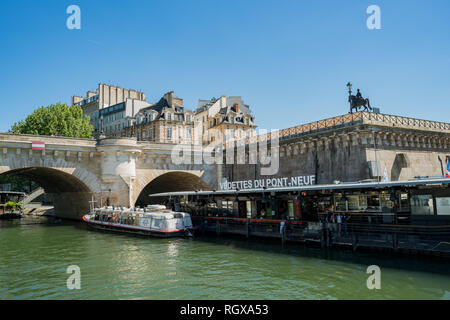 Paris, le 7 mai : Vedettes du Pont Neuf port en la Seine le 7 mai 2018 à Paris, France Banque D'Images