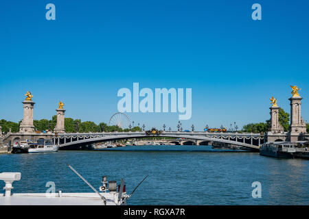 Paris, le 7 mai : le matin sur le magnifique pont Alexandre III le 7 mai 2018 à Paris, France Banque D'Images