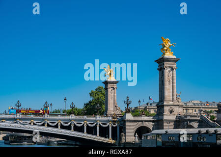 Paris, le 7 mai : le matin sur le magnifique pont Alexandre III le 7 mai 2018 à Paris, France Banque D'Images