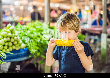 Boy'sur Walking street Asian Food Market Banque D'Images