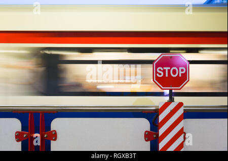Panneau d'arrêt board avec train en mouvement sur l'arrière-plan Banque D'Images