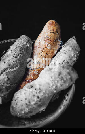 Trois miches de baguettes dans un panier, en noir et blanc, monochrome. Banque D'Images