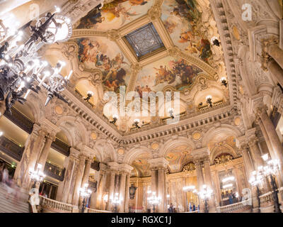 France, 7 mai : vue de l'intérieur du célèbre escalier monumental du Palais Garnier le 7 mai 2018 à France Banque D'Images