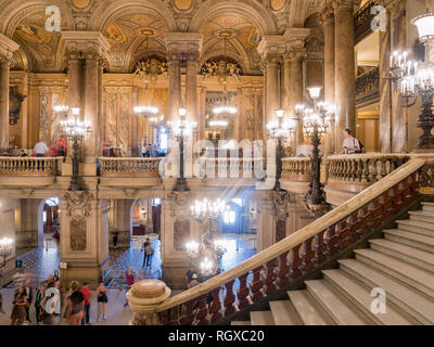 France, 7 mai : vue de l'intérieur du célèbre escalier monumental du Palais Garnier le 7 mai 2018 à France Banque D'Images