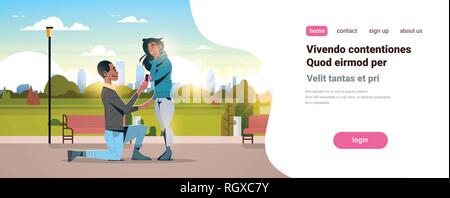 Homme à genoux tenant bague de fiançailles femme proposant l'épouser happy valentines day city park concept cityscape african american couple in love Illustration de Vecteur