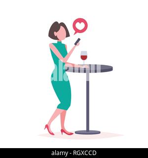 Woman using smartphone au cafe table amour bulle chat communication concept élégant girl drinking wine chatting téléphone cellulaire télévision pleine longueur isolée Illustration de Vecteur