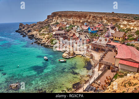 Vue panoramique du village de Popeye. Aussi connu sous le nom de Village Sweethaven, est un décor de cinéma, village construit maintenant transformé en une petite attraction touristique Banque D'Images