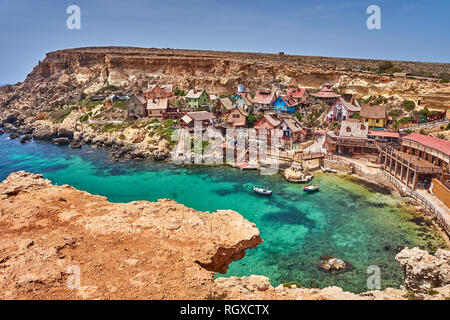 Vue panoramique du village de Popeye. Aussi connu sous le nom de Village Sweethaven, est un décor de cinéma, village construit maintenant transformé en une petite attraction touristique Banque D'Images