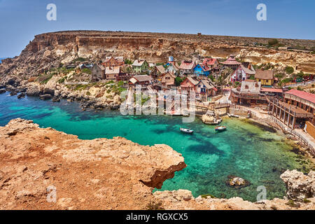 Vue panoramique du village de Popeye. Aussi connu sous le nom de Village Sweethaven, est un décor de cinéma, village construit maintenant transformé en une petite attraction touristique Banque D'Images