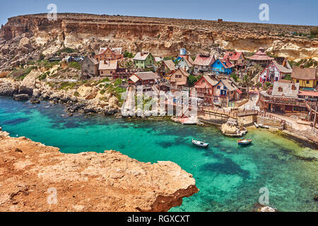 Vue panoramique du village de Popeye. Aussi connu sous le nom de Village Sweethaven, est un décor de cinéma, village construit maintenant transformé en une petite attraction touristique Banque D'Images