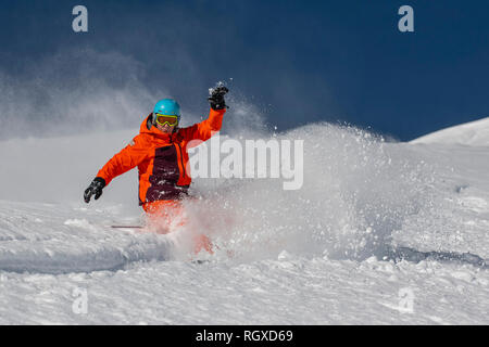 Un homme sur une planche à faire dans le tour de poudreuse profonde dans la station de ski de Courchevel en France Alpes. Banque D'Images