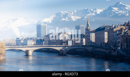 Image de téléphériques sur la rivière et le pont à Grenoble à l'automne, France Banque D'Images