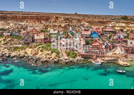 Vue panoramique du village de Popeye. Aussi connu sous le nom de Village Sweethaven, est un décor de cinéma, village construit maintenant transformé en une petite attraction touristique Banque D'Images