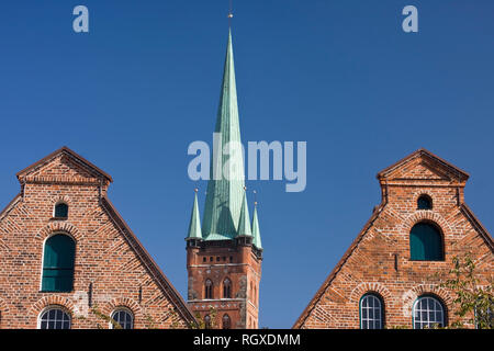 Vieilles maisons à pignons dans la vieille ville, dans l'arrière-plan le clocher de l'église St Jacobi, Luebeck, Schleswig-Holstein, Allemagne, Europe Banque D'Images