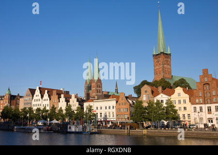 Centre-ville historique avec l'église Saint Pierre et l'église de la Vierge Marie sur la partie supérieure de la rivière Trave, Luebeck, Schleswig-Holstein, Allemagne, Europe Banque D'Images