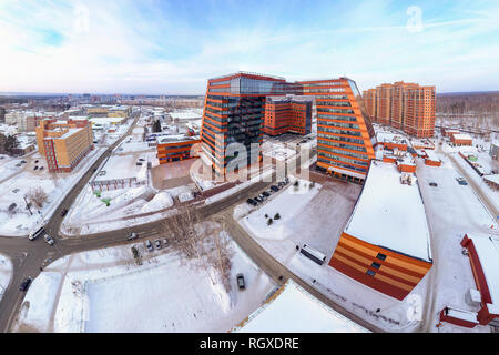 Novosibirsk, Russie - 01,19.19 : grand bâtiment de verre et de brique rouge avec des laboratoires et des projets innovateurs, les inventions de nature technique en t Banque D'Images