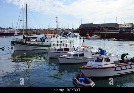 Petits bateaux de pêche amarrés à Victoria Marina St Peter Port, Guernsey, Channel Islands.UK. Banque D'Images