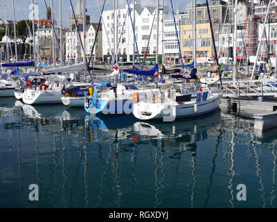 Des reflets de bateaux amarrés à Victoria Marina St Peter Port, Guernsey, Channel Islands.UK. Banque D'Images