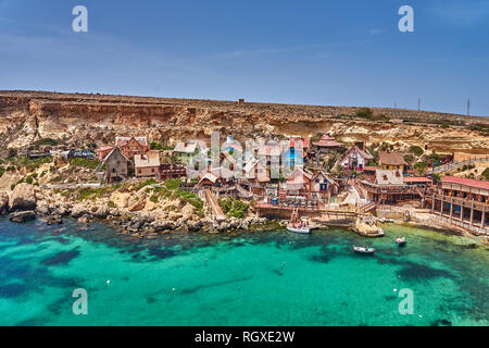 Vue panoramique du village de Popeye. Aussi connu sous le nom de Village Sweethaven, est un décor de cinéma, village construit maintenant transformé en une petite attraction touristique Banque D'Images