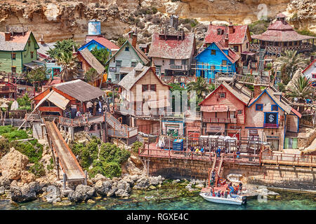 Vue panoramique du village de Popeye. Aussi connu sous le nom de Village Sweethaven, est un décor de cinéma, village construit maintenant transformé en une petite attraction touristique Banque D'Images