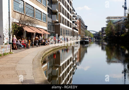 Chemin de halage Cafe sur Regent's Canal, West Bay, London, UK Banque D'Images